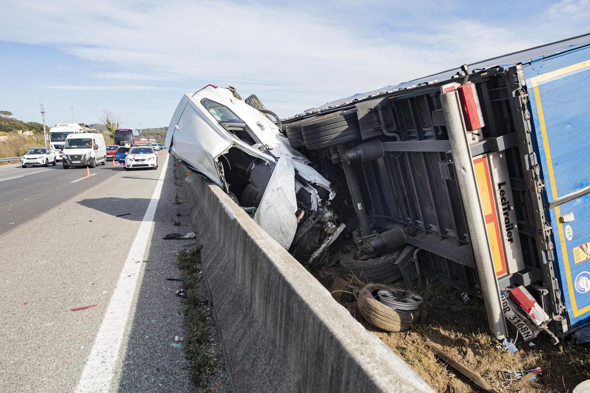 Un accident a l'AP-7 a Fogars amb quatre vehicles implicats provoca dos ferits