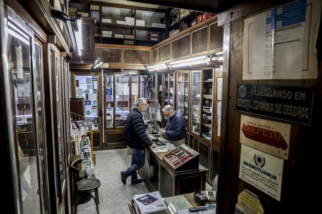 La despedida de Eutimio, una papelería con casi un siglo de vida en Alicante