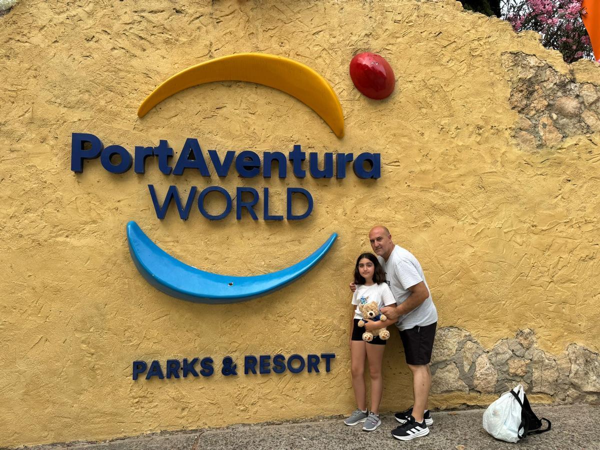 Paco Gómez y su hija en el parque de atracciones.