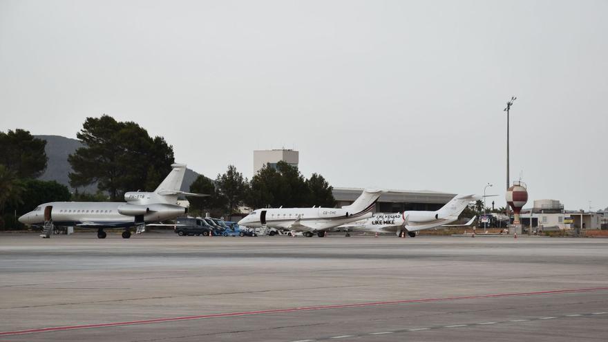 Aviones privados estacionados en la plataforma del aeropuerto de Eivissa. | C.NAVARRO