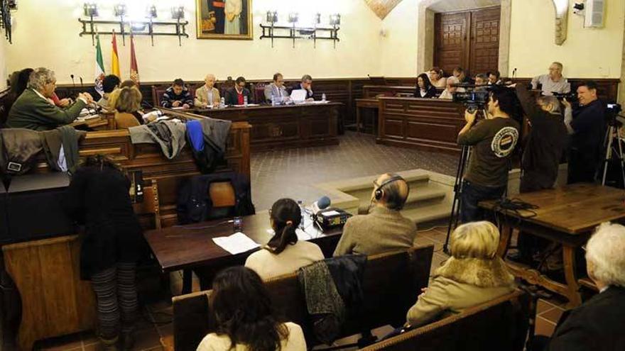 El pleno del Ayuntamiento de Plasencia aprueba investigar el proceso de las pruebas repetidas