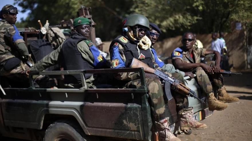 Al menos 37 muertos en Mali en un atentado suicida contra soldados progubernamentales