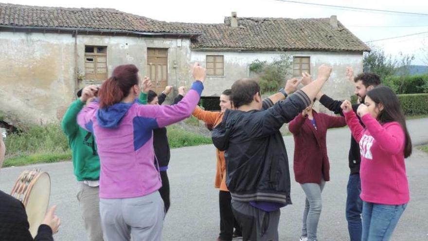 Miembros de &quot;L&#039;Enguedeyu&quot;, durante su visita a Cuturrasu.