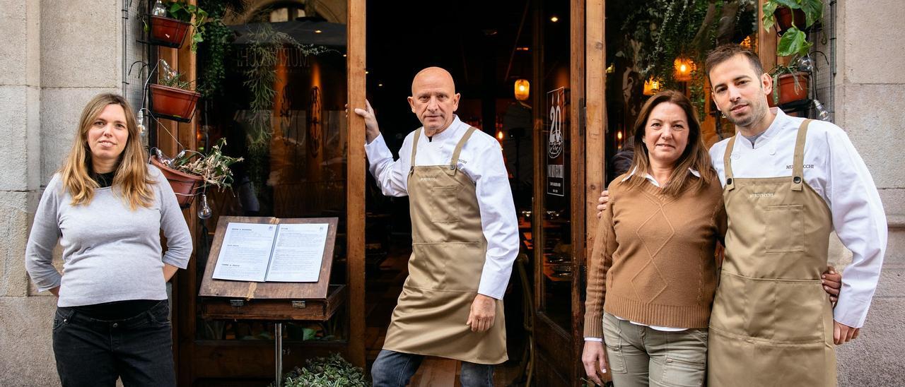 Ciro Esposito y su mujer, Imma Herrera, flanqueados por sus hijos, Kiara y Gino, en la entrada de Murivecchi.