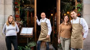 Ciro Esposito y su mujer, Imma Herrera, flanqueados por sus hijos, Chiara y Gino, en la entrada de Murivecchi.