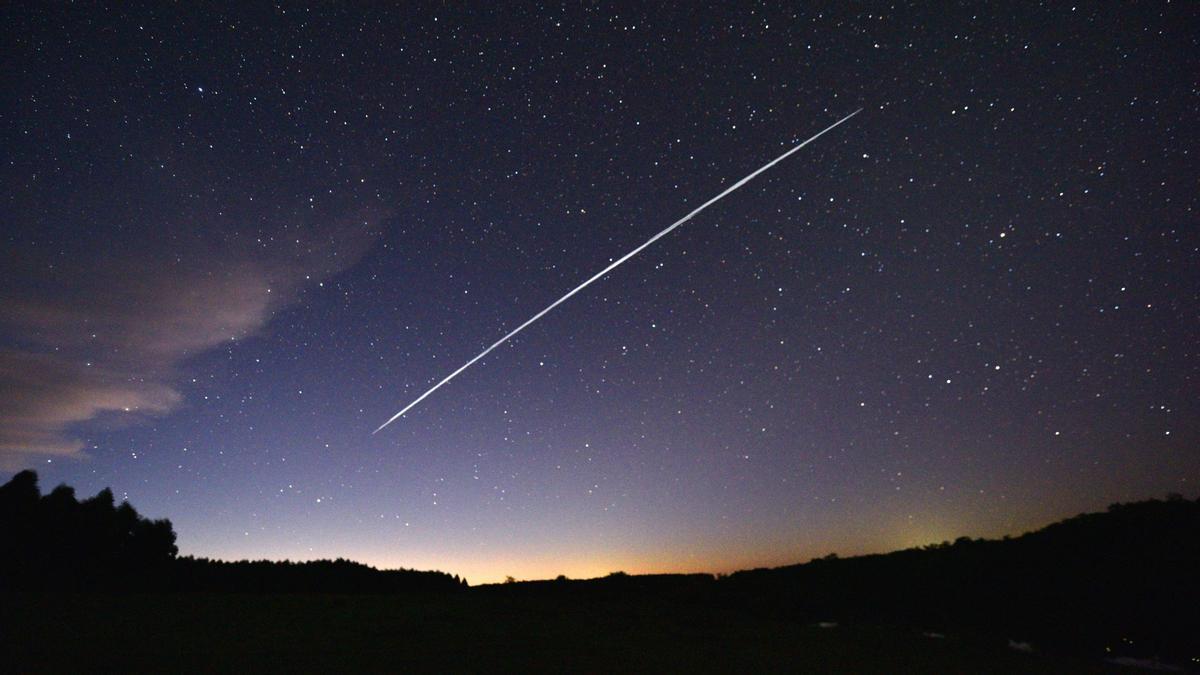 Imagen ralentizada del recorrido de un grupo de satélites del proyecto Starlink de SpaceX pasando sobre Uruguay, el 7 de febrero de 2021