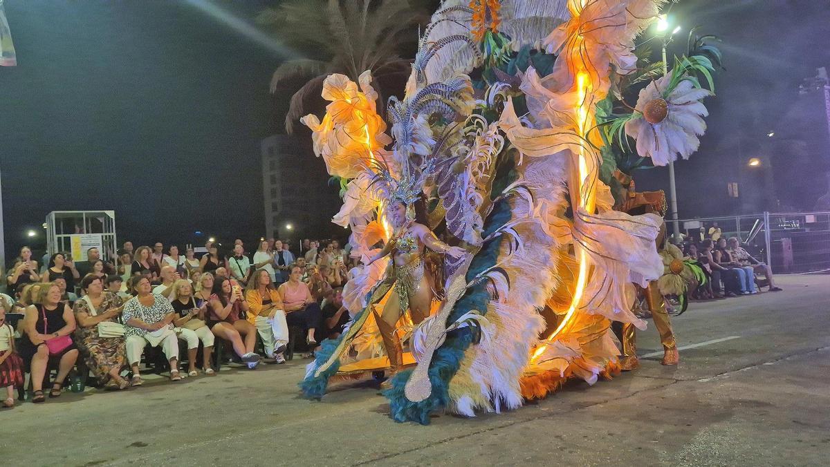 El público llenó los asientos habilitados en el paseo de Fora Forat.