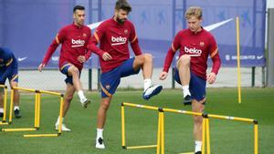 Busquets, Piqué y De Jong, en un entrenamiento, tres internacionales que no podrían ir con su selección según la amenaza de la UEFA.