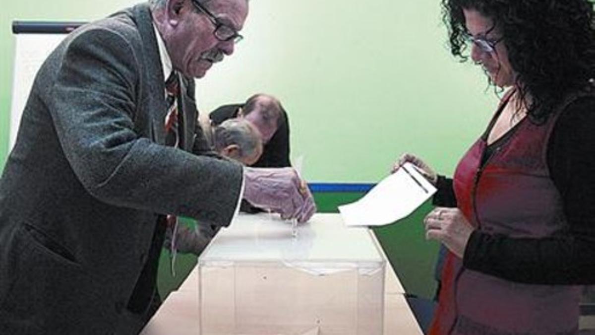 Un vecino vota en el Centre Cívic Zona Nord, el pasado 25 de enero.