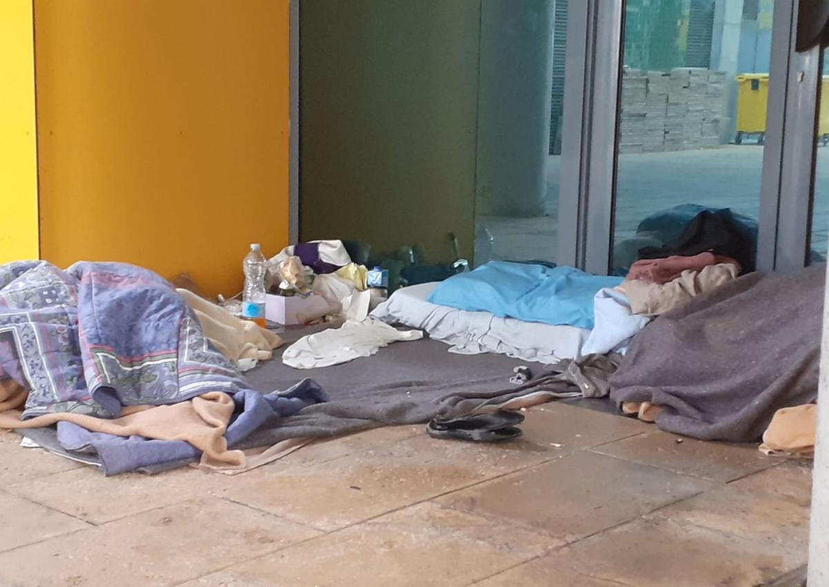 Imagen de personas pernoctando en el hospital de Son Espases la semana pasada. | DM