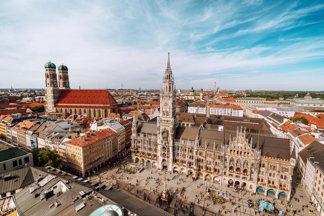 Vista de la plaza Marienplatz con el Ayuntamiento Nuevo y la Catedral de Nuestra Señora