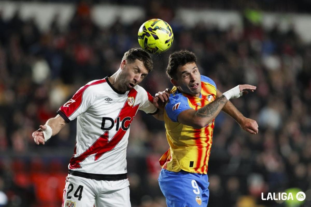 Florian Lejeune y Hugo Duro luchan por un balón aéreo en Vallecas