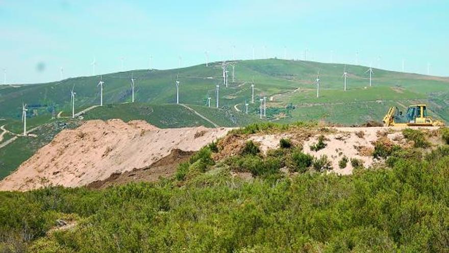 Una máquina extiende los escombros retirados de las obras del AVE en la sierra sanabresa de Lubián.