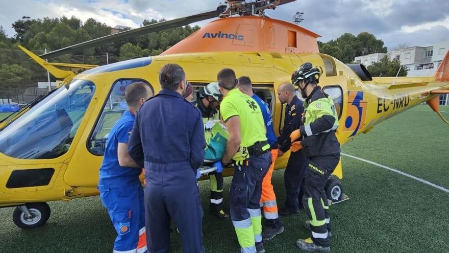 Tras el rescate, el hombre herido ha sido trasladado a un helicóptero para ser evacuado a un centro hospitalario.