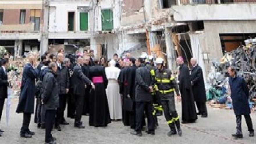 El papa Benedicto XVI visita L&#039;Aquila, la capital de Los Abruzos