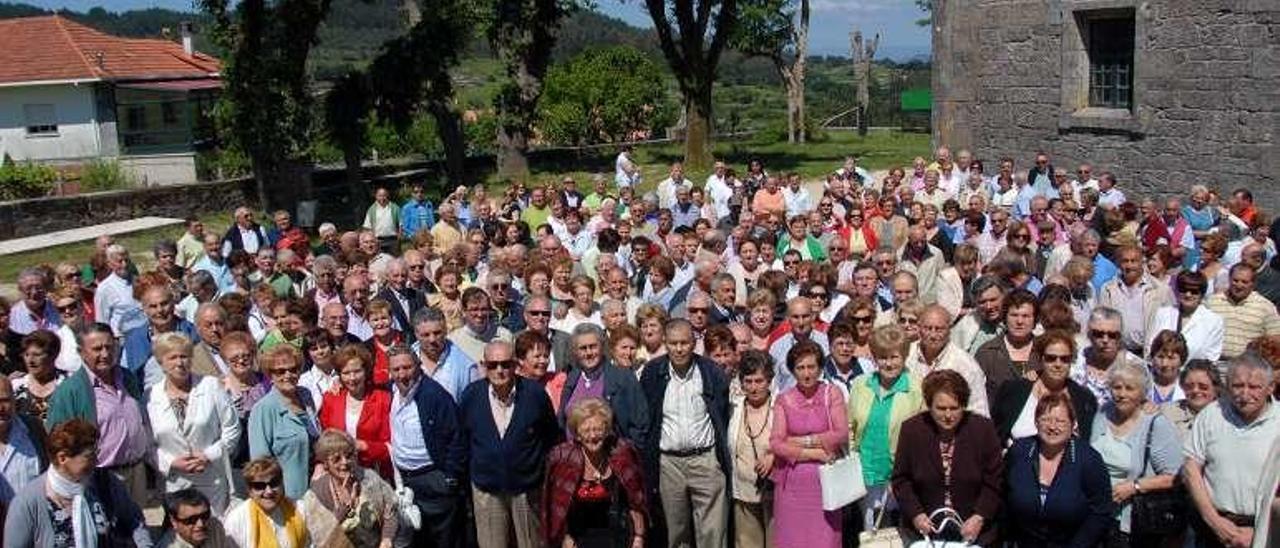 Una de las multitudinarias reuniones de confraternidad en Amil, en el año 2010, con José Alfaya en el centro. // Noe Parga