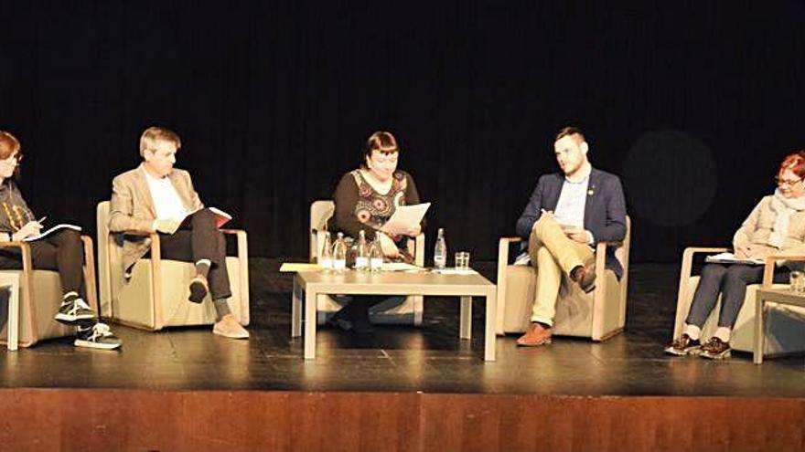 Els candidats d&#039;ERC, JxS, CUP i PSC en el debat electoral al Teatre Comarcal de Solsona, ahir a la nit