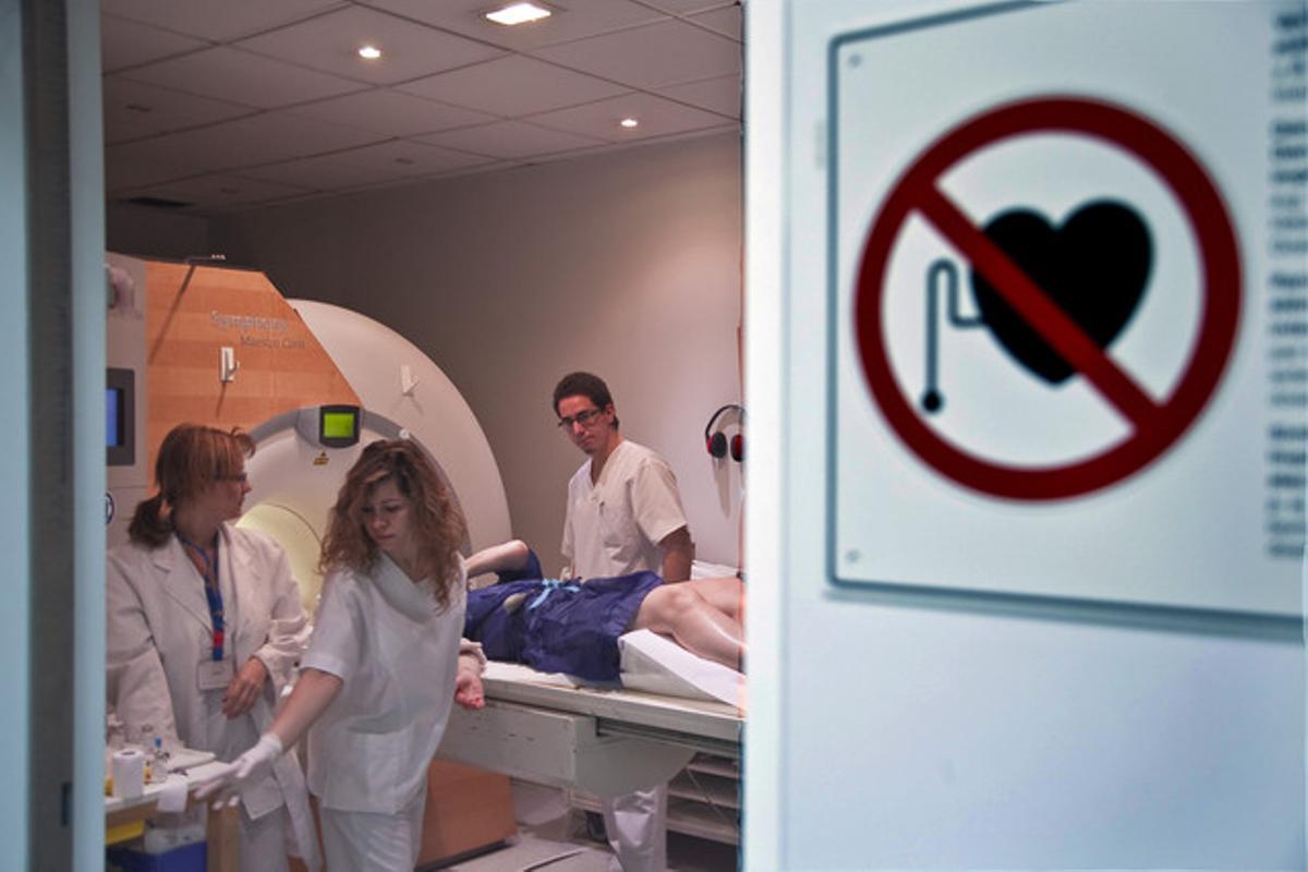 Un paciente se somete a un diagnóstico de imagen en el Hospital de la Vall d’Hebron.
