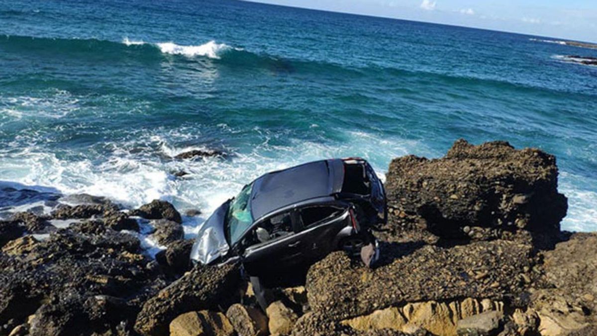 Imagen del coche marca Ford Focus que los autores del doble crimen lanzaron por un acantilado de La Solapa con los cadáveres en el interior. | LP / DLP