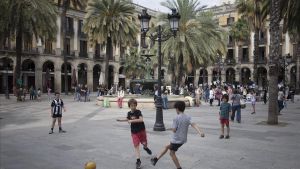 Alegría contenida. La alegría de ver a vecinos y vecinas recuperando espacios turísticos de la ciudad que antes del covid eran tomados por el turismo contrasta con las persianas bajadas de los comercios del centro, que esconden el drama de miles de trabajadoras y trabajadores que se han quedado sin trabajo. Esta instantánea la tomé el 11 de junio, en la Placa Reial. 