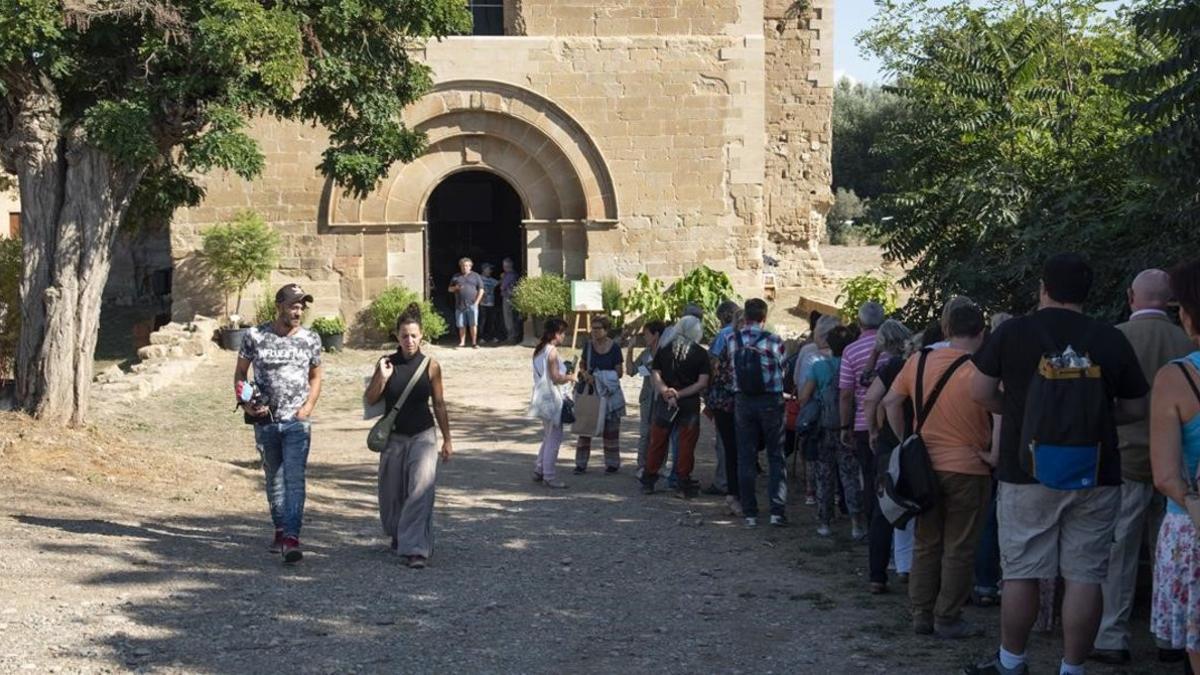 Los asistentes al congreso 'Salud censurada' hacen cola para entrar en el monasterio de Santa Maria de Les Franqueses, esta tarde en Balaguer.