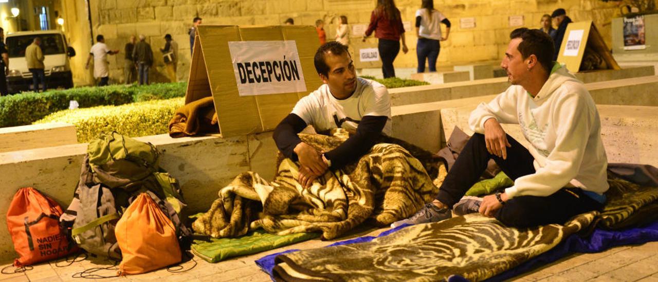 Dos chicos dispuestos a pasar la noche en la plaza Santa Isabel.