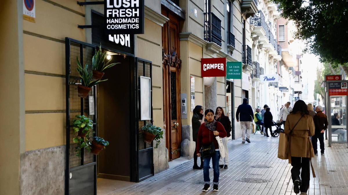 Viandantes en la calle Colón de València.