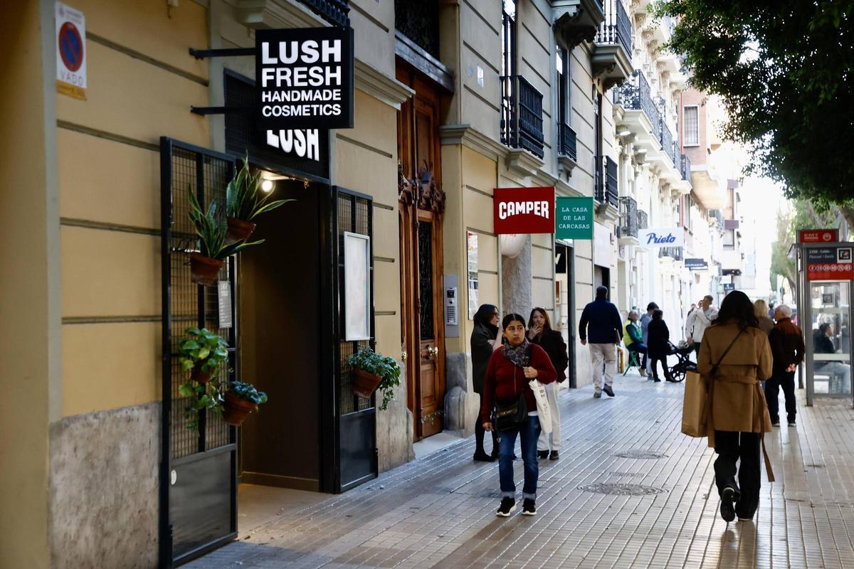 Viandantes ayer por la mañana en la calle Colón de València.