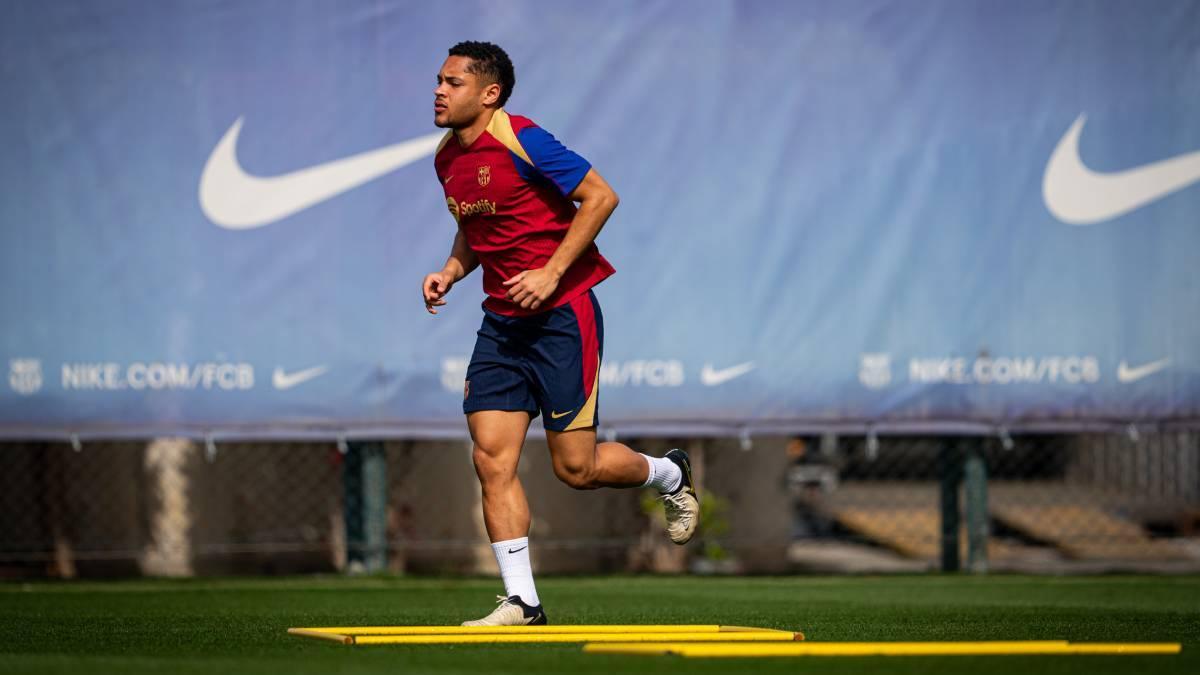 Vitor Roque, en una imagen del entrenamiento en la Joan Gamper