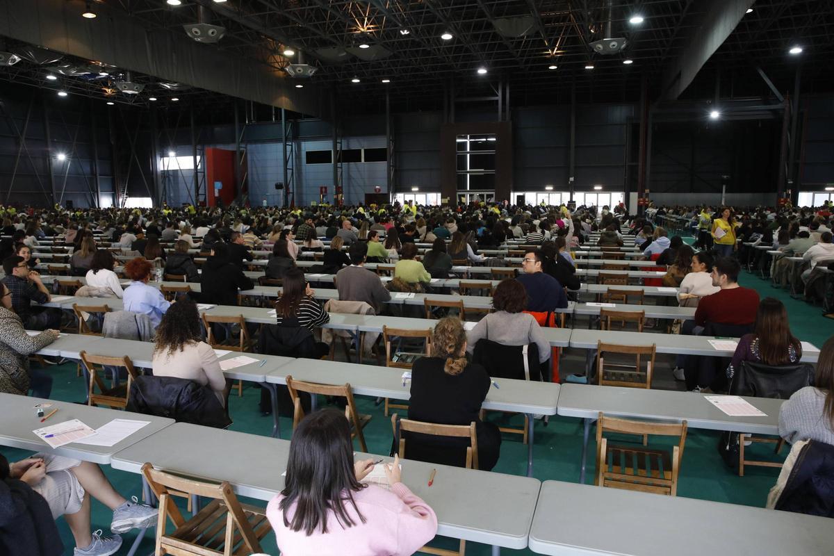 Opositores sanitarios en un pabellón del Recinto Ferial Luis Adaro, de Gijón.