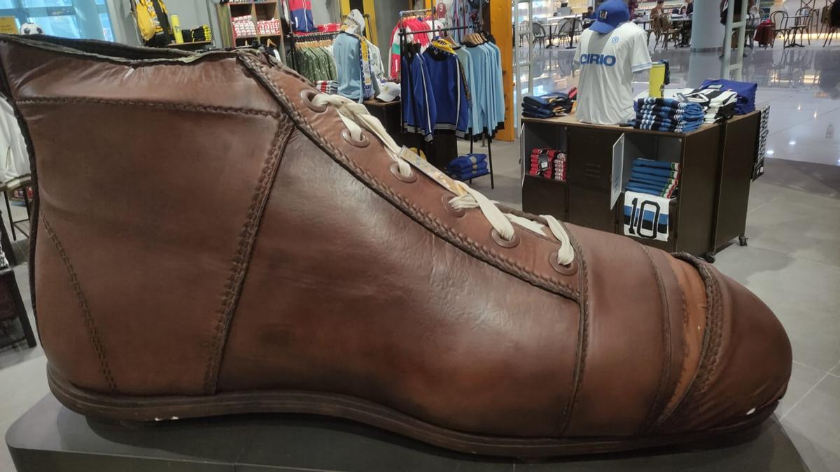 Der Fußballschuh ist ein Hingucker.