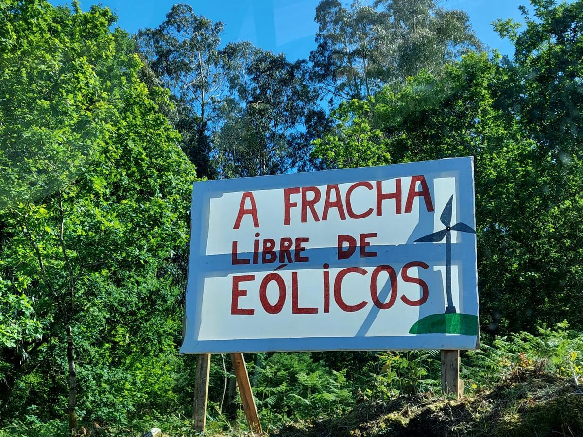Cartel contra el parque eólico en A Fracha en el desvío hacia Cristo Rei en Ponte Caldelas.