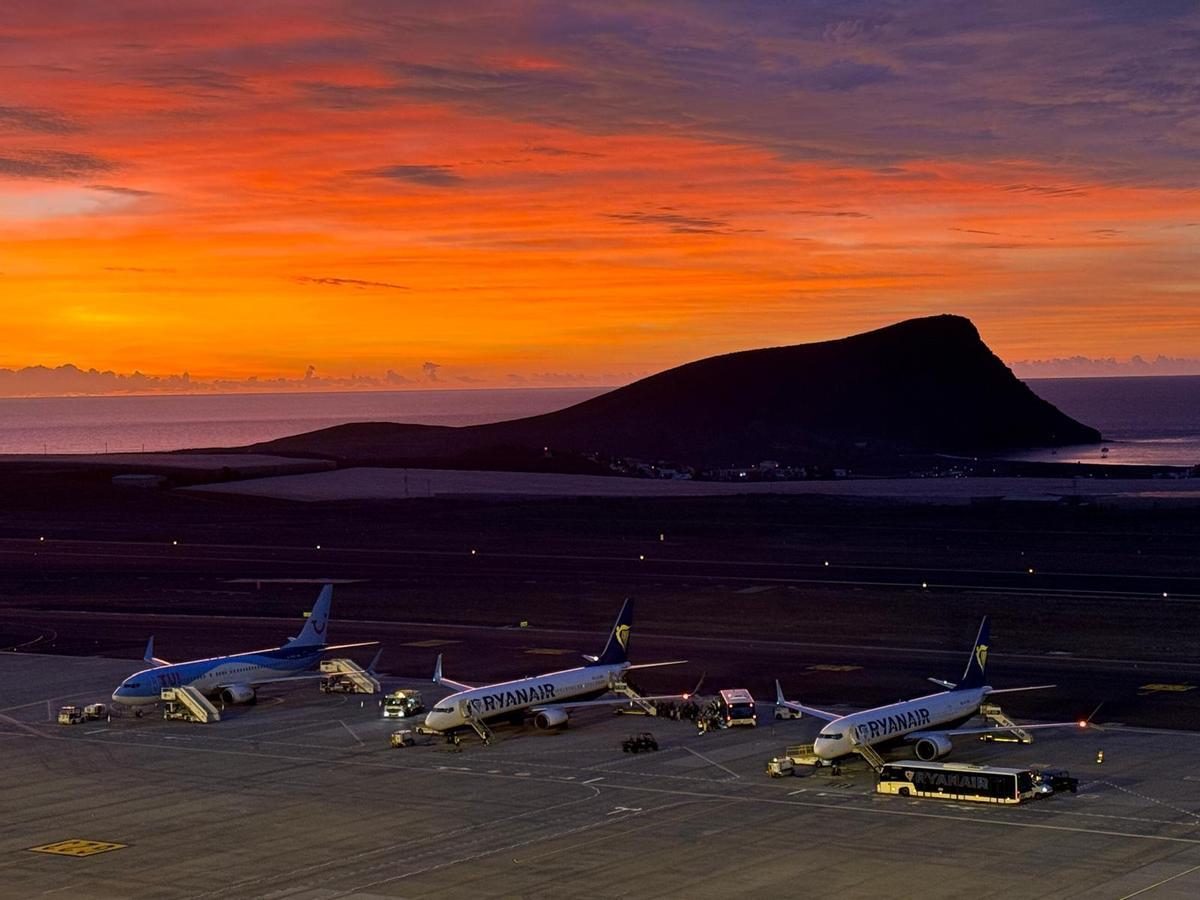 Amanecer en el aeropuerto Tenerife Sur.