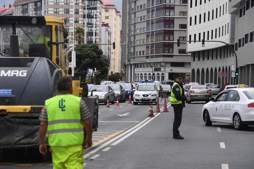 La reposición del firme en un paso de peatones inutilizado ha afectado al tráfico en zonas como la plaza de Pontevedra, San Andrés y Juana de Vega.