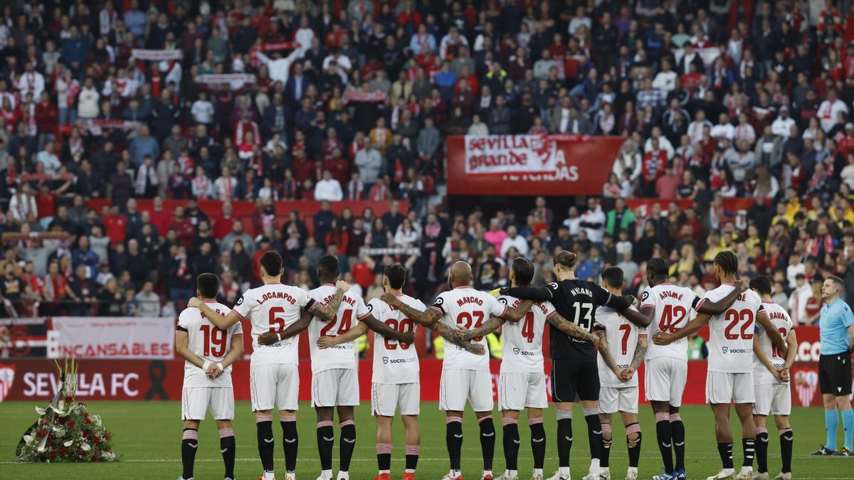 Los jugadores del Sevilla guardan un minuto de silencio.