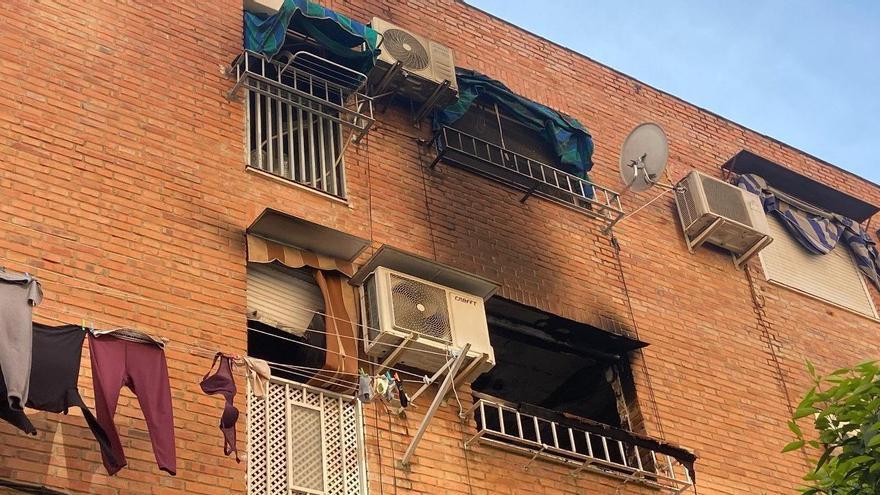 Balcones afectados por el fuego que arrasó un piso de la segunda planta en un bloque de viviendas de la calle Pasaje de Ubrique, en el Sector Sur.