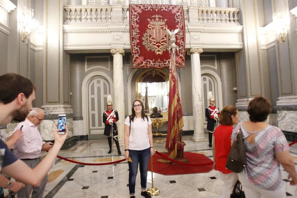 Visita a la Real Senyera en el Ayuntamiento