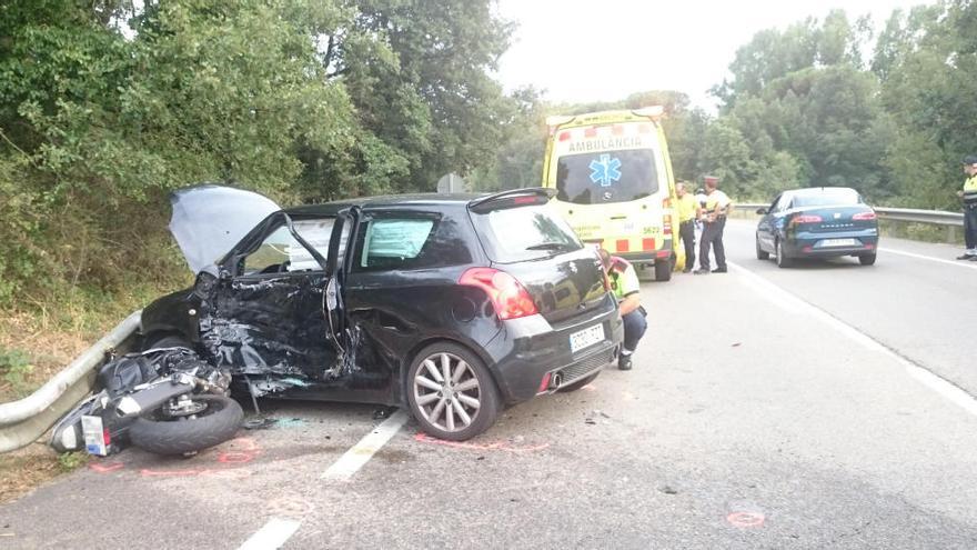 La moto de la víctima de l&#039;accident de Vidreres ha quedat atrapada entre el turisme i la barrera de seguretat · ACN