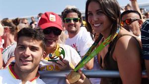 Irene Junquera luce la medalla de oro de su, por entonces, pareja Cristian Toro (izquierda), en los Juegos Olímpicos de Río de Janeiro.  