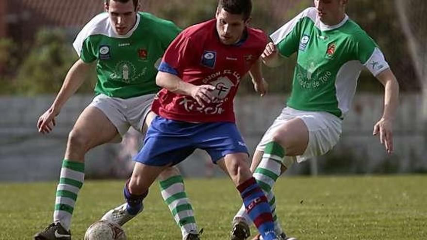 Vázquez sortea la presión de dos jugadores del Llanes.