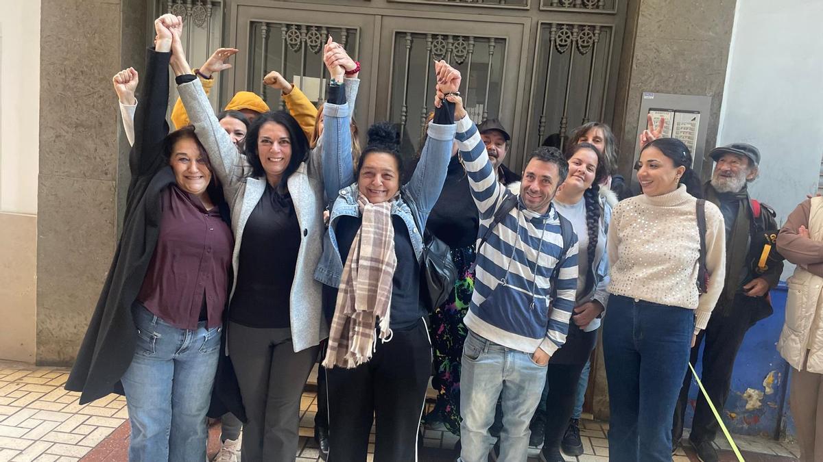 La plataforma 'Un techo por derecho' y el Sindicato de Inquilinas consiguen parar el desahucio de 'Tita Mari'