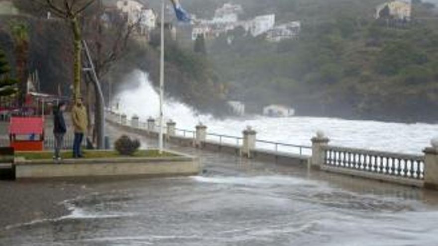 El fort vent deixa una ratxa de 140 km/hora a Portbou i onades de 8 metres a la costa