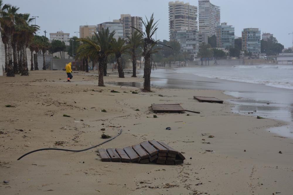 Imágenes de la playa de la Albufereta en Alicante por el temporal de lluvias.