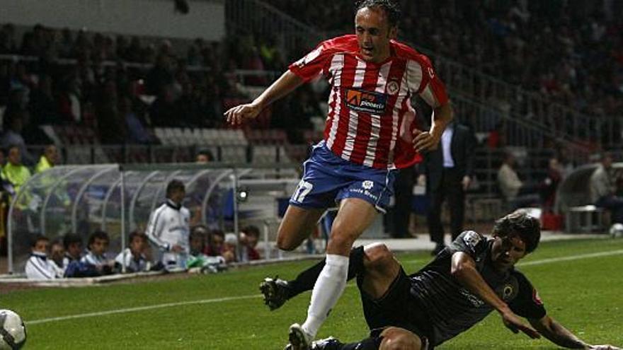 Sendoa intenta arrebatar el balón a Xumetra, ayer, en el estadio Montilivi de Girona DIARI DE GIRONA