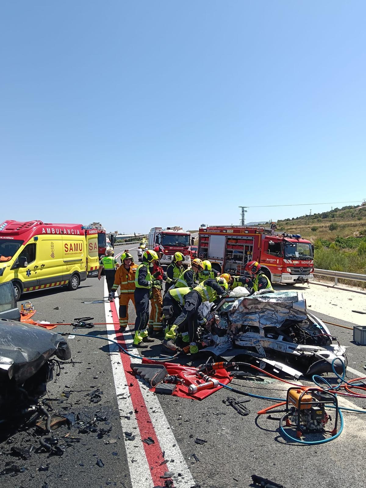 Dos fallecidos y dos heridos graves en un brutal accidente de tráfico en Benissa