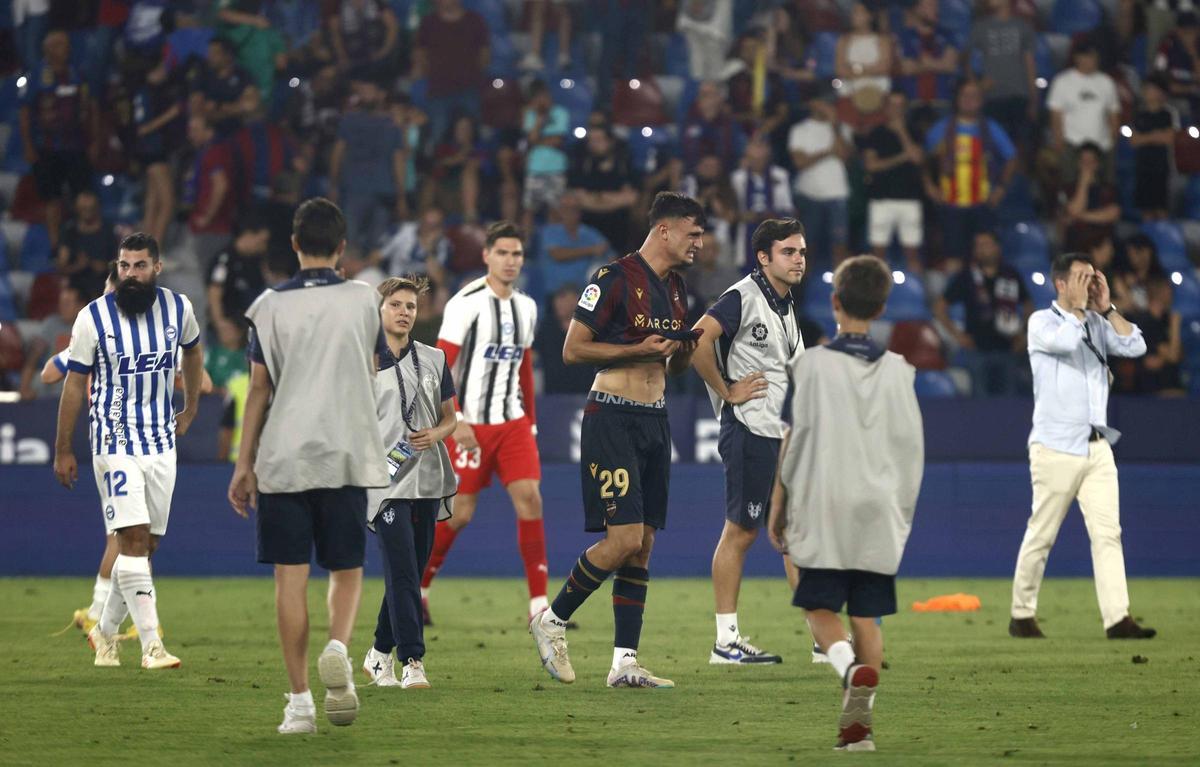 Marc Pubill, hundido tras caer ante el Alavés.