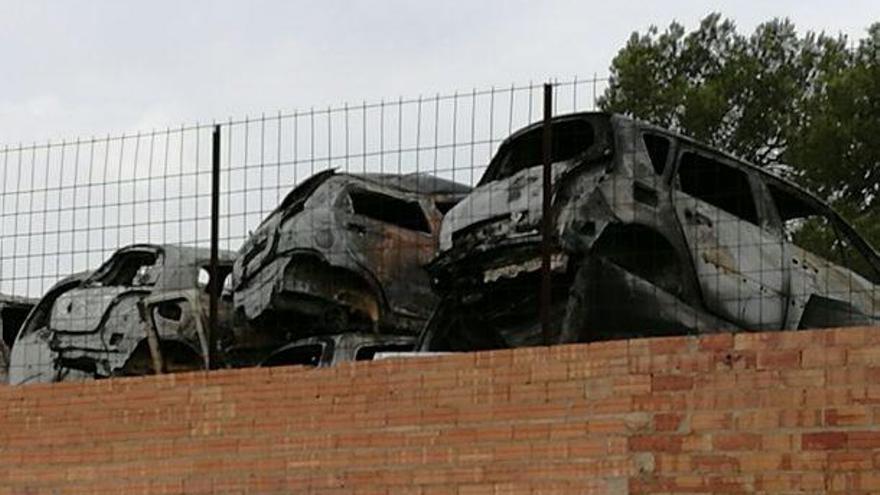 Alguns dels cotxes que van cremar a la planta desballestadora d&#039;Avinyó