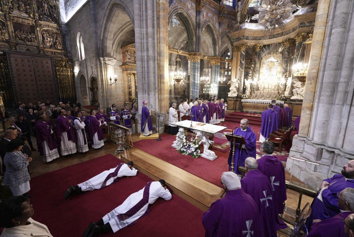 Momento de la «postración» en la ceremonia celebrada el domingo en la Catedral de Santa María de Lugo. | BERNABÉ