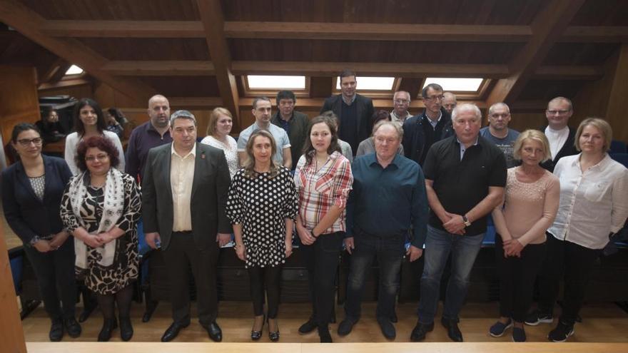 Foto de familia de la recepción oficial a representantes de cuatro ayuntamientos extranjeros, esta mañana, en A Estrada. // Bernabé /Cris M.V.