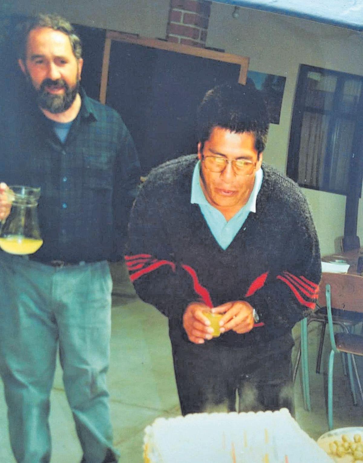 Pedro Lima, durante una celebración de su cumpleaños en la orden, delante del padre Pica.